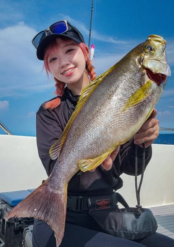 Gillseeを着けて魚を持つ女性