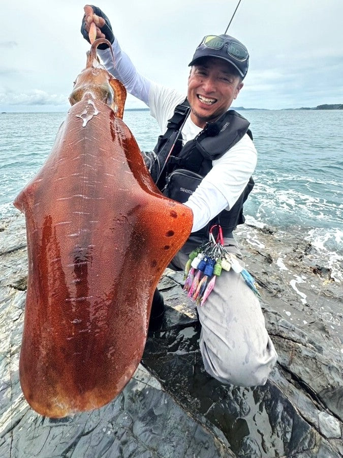 湯川マサタカさんと釣り上げたイカ