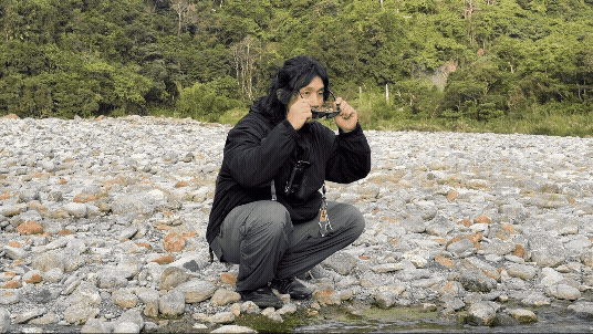 Gillseeを着けて河原でしゃがむ男性