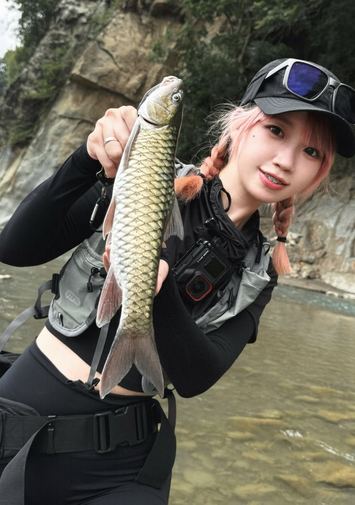 Gillseeを着けて魚を持つ女性