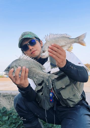 Gillseeを着けて魚を持つ釣り人